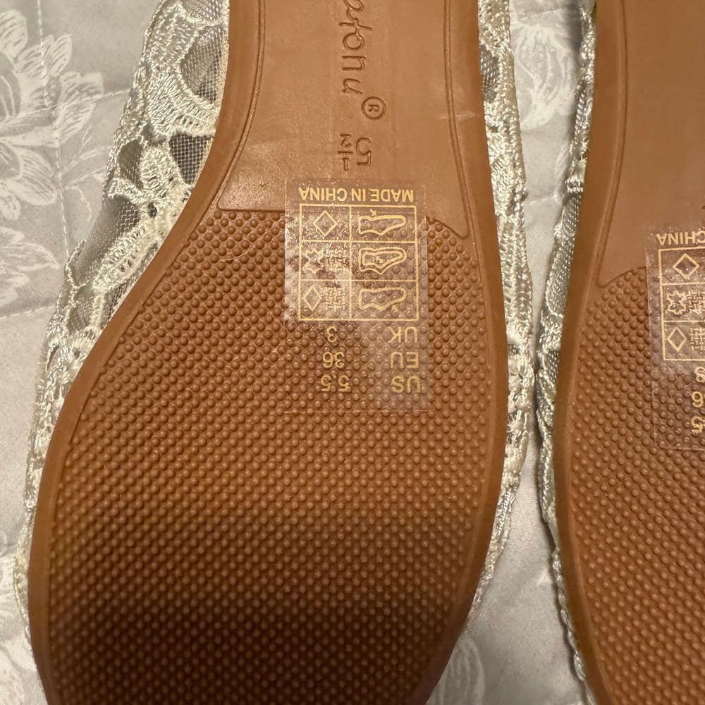 Women’s lace flats